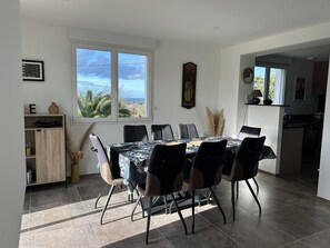 Dining - Renovated house, distant sea view, pets OK (Pleumeur-Bodou)