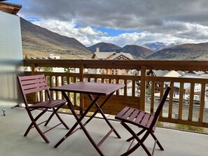 Outdoor dining - Convenient studio, 5 guests, near center (83 units) (Huez)