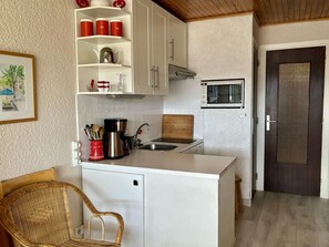 Fridge, oven, stovetop, dishwasher - Convenient studio, 5 guests, near center (83 units) (Huez)