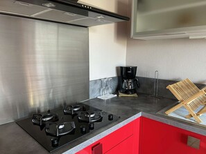 Fridge, microwave, stovetop, coffee/tea maker - Seaside apartment - 4 guests (Fleury-Saint-Pierre-la-Mer)