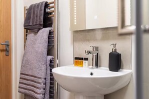 Douche, séchoir à cheveux, serviettes fournies
