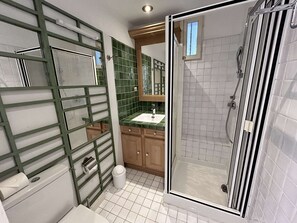 Hair dryer, towels - 3-Room Apartment in Port Grimaud II with Sea View and Wi-Fi (Port Grimaud)