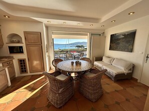 Dining - 3-Room Apartment in Port Grimaud II with Sea View and Wi-Fi (Port Grimaud)