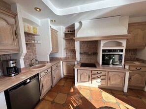 Fridge, microwave, oven, dishwasher - 3-Room Apartment in Port Grimaud II with Sea View and Wi-Fi (Port Grimaud)