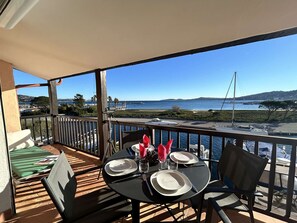 Outdoor dining - 3-Room Apartment in Port Grimaud II with Sea View and Wi-Fi (Port Grimaud)