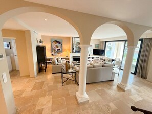 TV - Modern House with Private Mooring - Port Grimaud (Port Grimaud)
