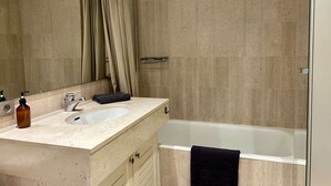 A bathroom with a sink, mirror, and bathtub. - Stunning studio with sea view - 2 guests (Villeneuve-Loubet)