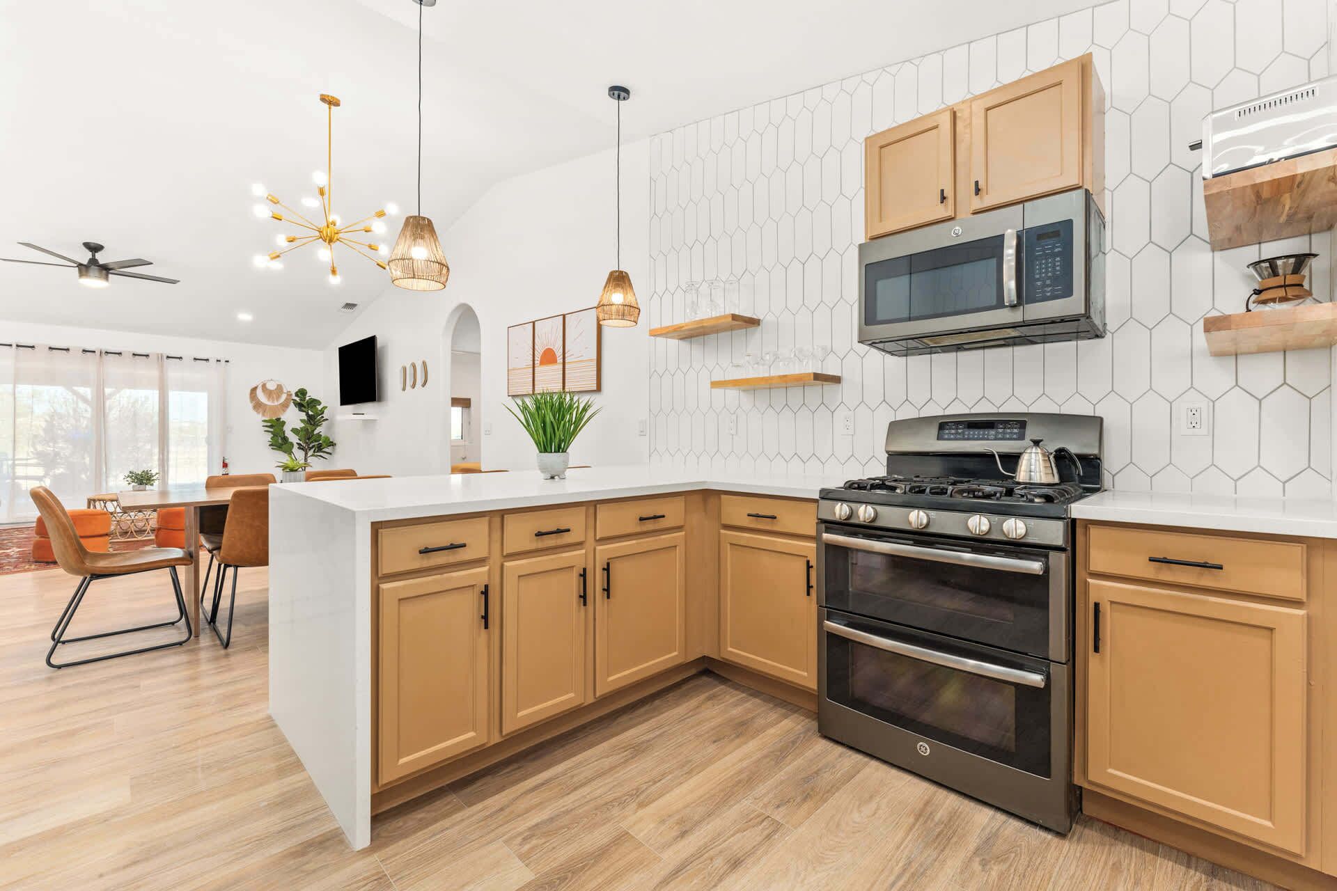 Geladeira, micro-ondas, fogão, cooktop