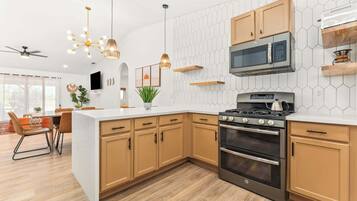 Geladeira, micro-ondas, fogão, cooktop