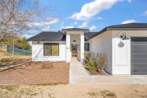 Exterior - The Golden Hour Mirage|Hot Tub|Game Room|Near Park (Joshua Tree)