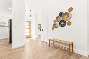 Interior - The Golden Hour Mirage|Hot Tub|Game Room|Near Park (Joshua Tree)