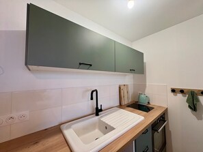 Fridge, microwave, oven, stovetop - Bright Apt 5 ppl with Balcony & Garage (Saint-Hilaire-de-Riez)