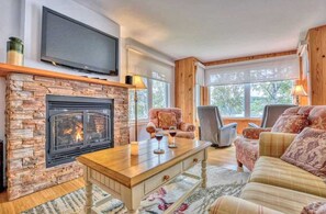 TV, fireplace, offices - The Lake Domaine Spa Near Tremblant (La Minerve)