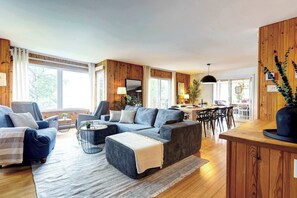 TV, fireplace, offices - The Lake Domaine Spa Near Tremblant (La Minerve)