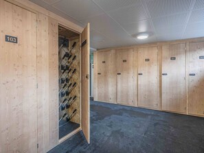 Eine Reihe von Holfachschränken mit den Nummern 101 bis 103, mit einem Gestell aus Schaufeln im Schrank mit der Nummer 103.