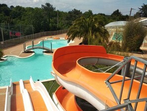 Ein Wasserpark mit mehreren Rutschen und einem Schwimmbecken.