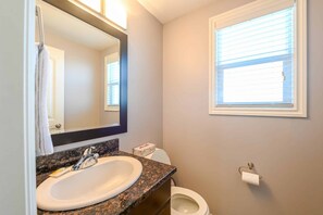 Sèche-cheveux, serviettes fournies, savon, papier toilette