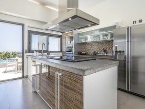 Fridge, microwave, oven, dishwasher - Villa with infinity pool, panoramic views - 12 guests (Marbella)