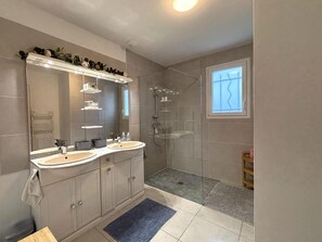 Unclassified image, 3 of 16, button - Cottage, pets, parking - 6 guests (Cusset)