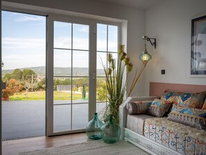 TV - Spacious house, nature, 10 min from the sea (La Riera de Gaià)
