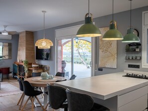 Dining - Spacious house, nature, 10 min from the sea (La Riera de Gaià)
