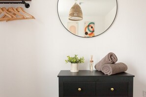 Interior - 3 BR/4 beds/Contractor welcome/on site parking (Halton)