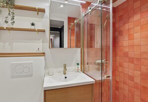 Een douche, een haardroger, handdoeken