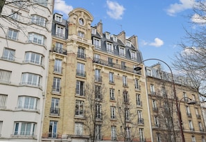 Ein mehrstöckiges Gebäude mit Balkonen, großen Fenstern und klassischer Architektur.