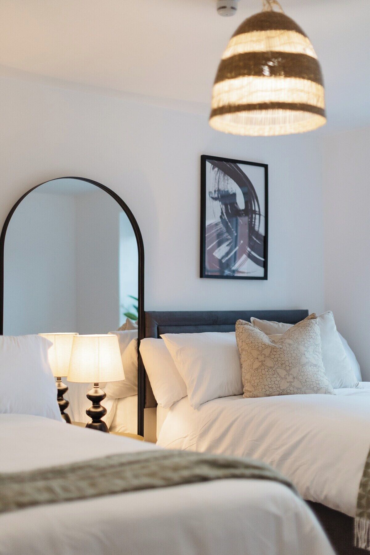 4 bedrooms, iron/ironing board, internet, bed sheets