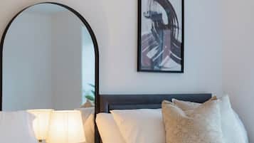 4 bedrooms, iron/ironing board, internet, bed sheets