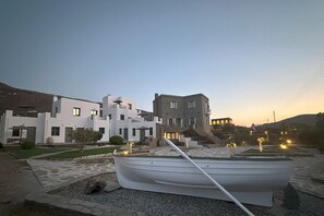 Unclassified image, 2 of 24, button