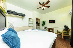 Een strijkplank/strijkijzer, wifi, beddengoed