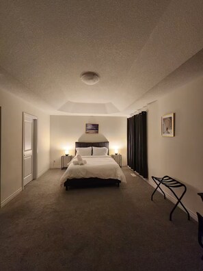 4 bedrooms, desk, iron/ironing board, free WiFi - Cozy Entire Home for 10 people! 3.5 bathrooms! (Kitchener)