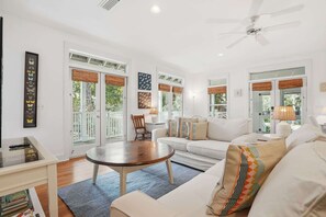 TV - Butterfly Cottage | 4 Bikes | Dog Friendly (Santa Rosa Beach)