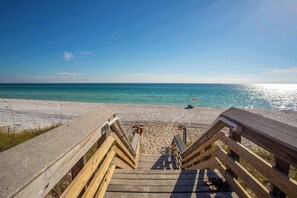 Una spiaggia nelle vicinanze