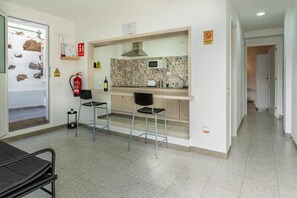 Kühlschrank, Mikrowelle, Herdplatte, Wasserkocher mit Kaffee-/Teezubehör