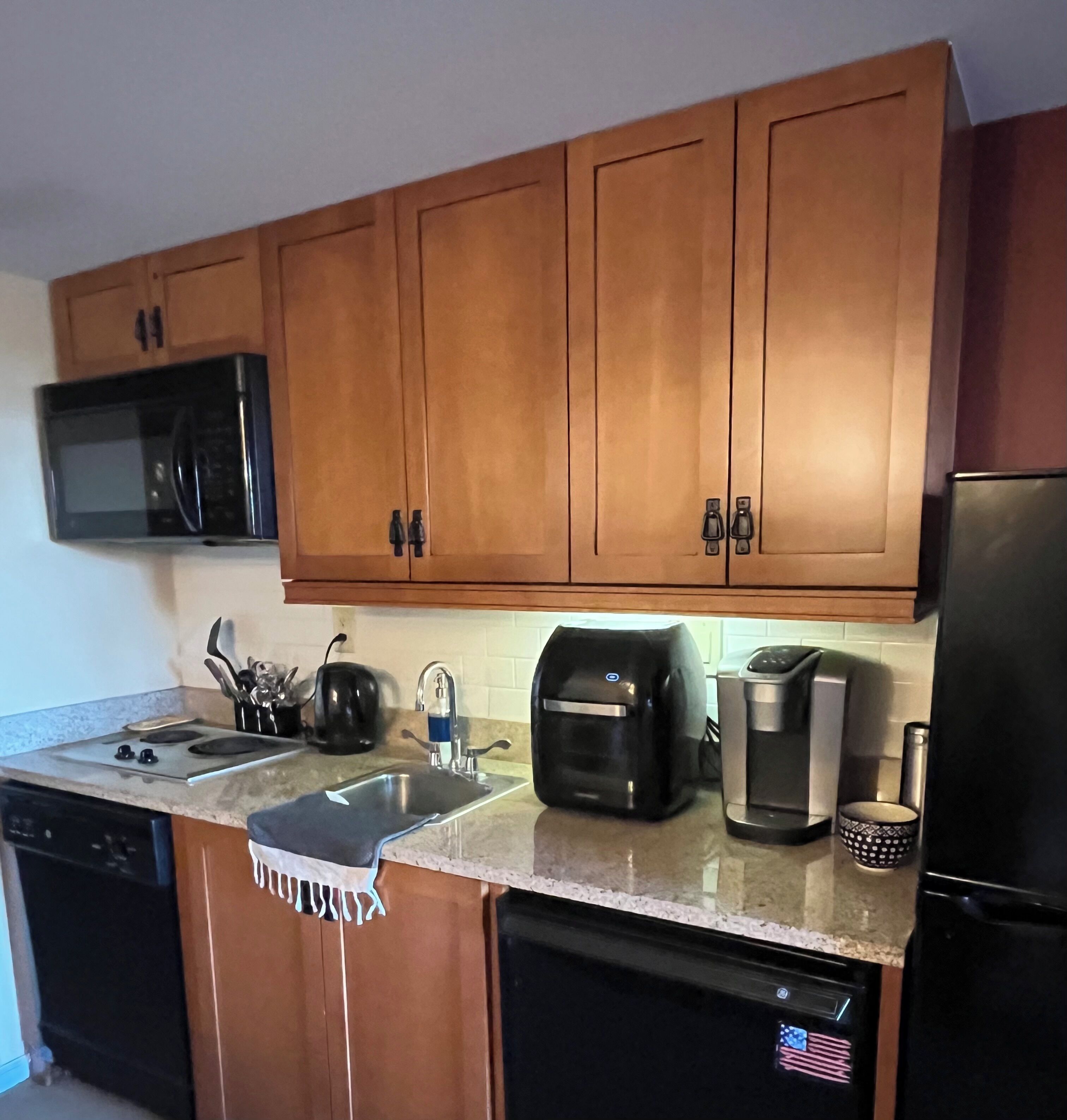 Réfrigérateur, micro-ondes, four, plaque de cuisson