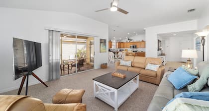 Villages Retreat / Fenced Yard / Prime location