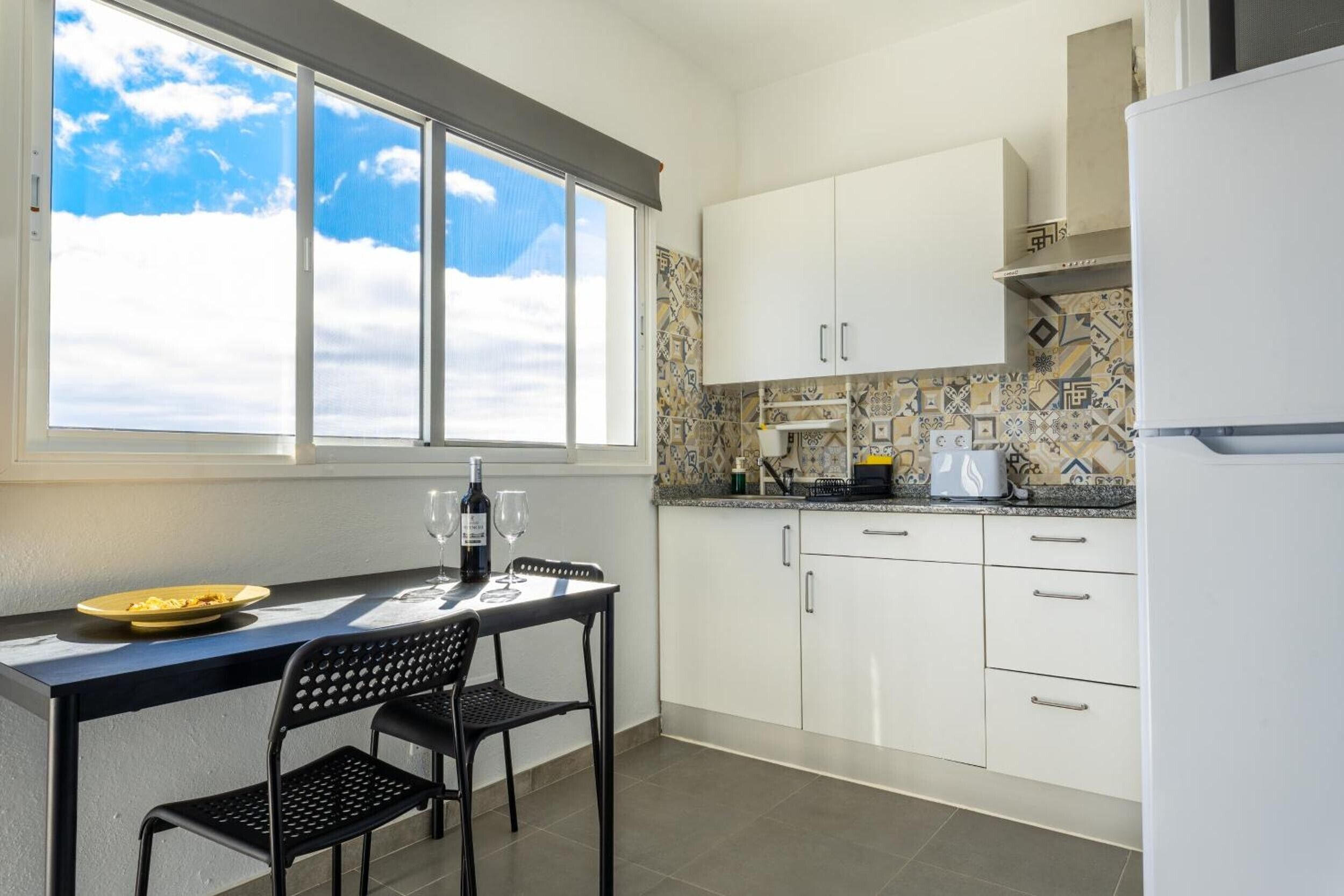 ثلاجة، ميكروويف، موقد طهي مسطح، ماكينة لصنع القهوة/الشاي