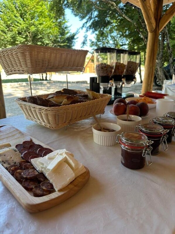 Outdoor dining - Gorska Dolina (Cetinje)