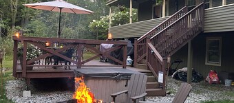 Beautiful farmhouse in serene Campton with cozy charm near hiking and skiing