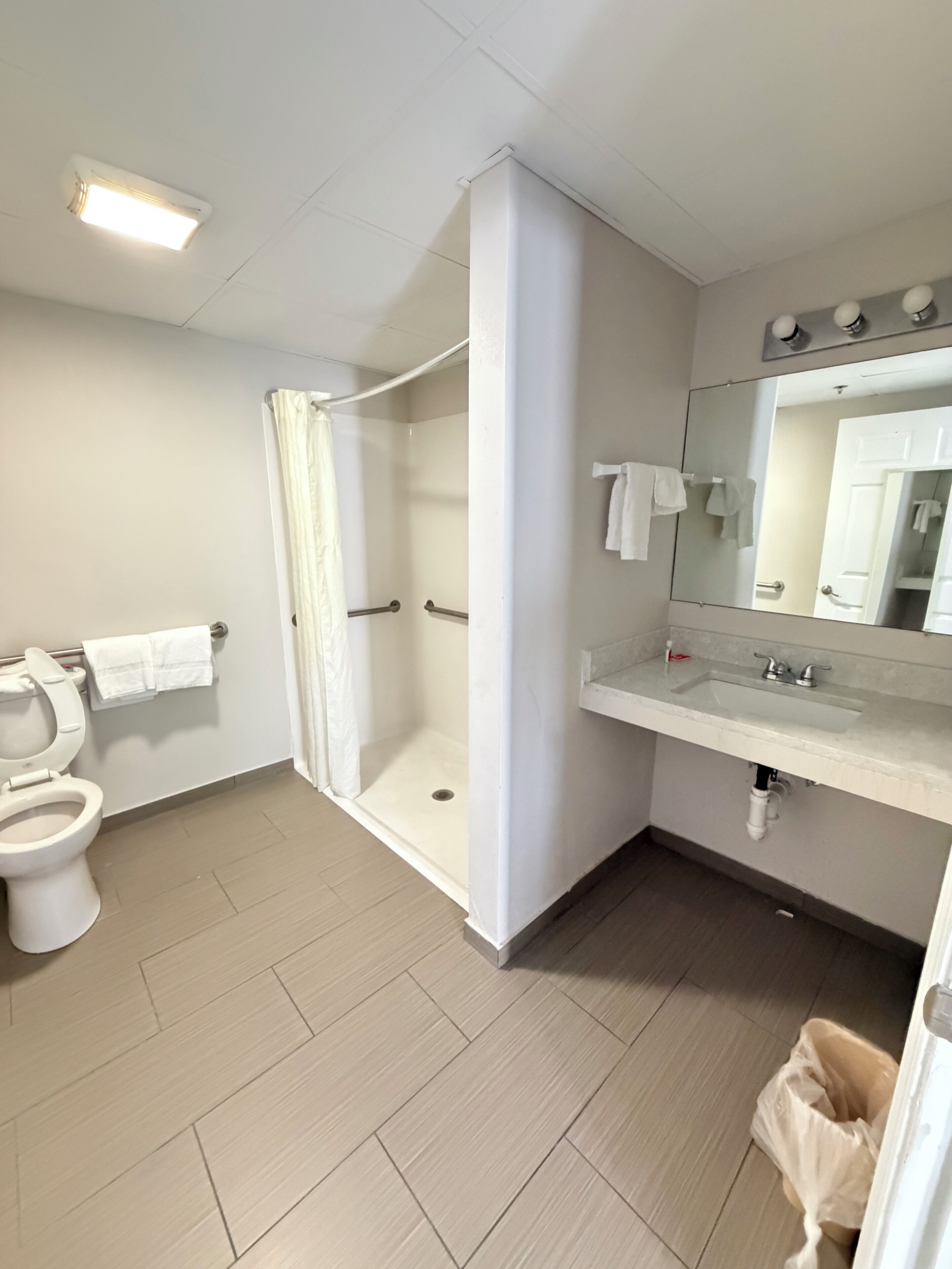 Yhden hengen huone, esteetön kylpyamme, tupakointi kielletty