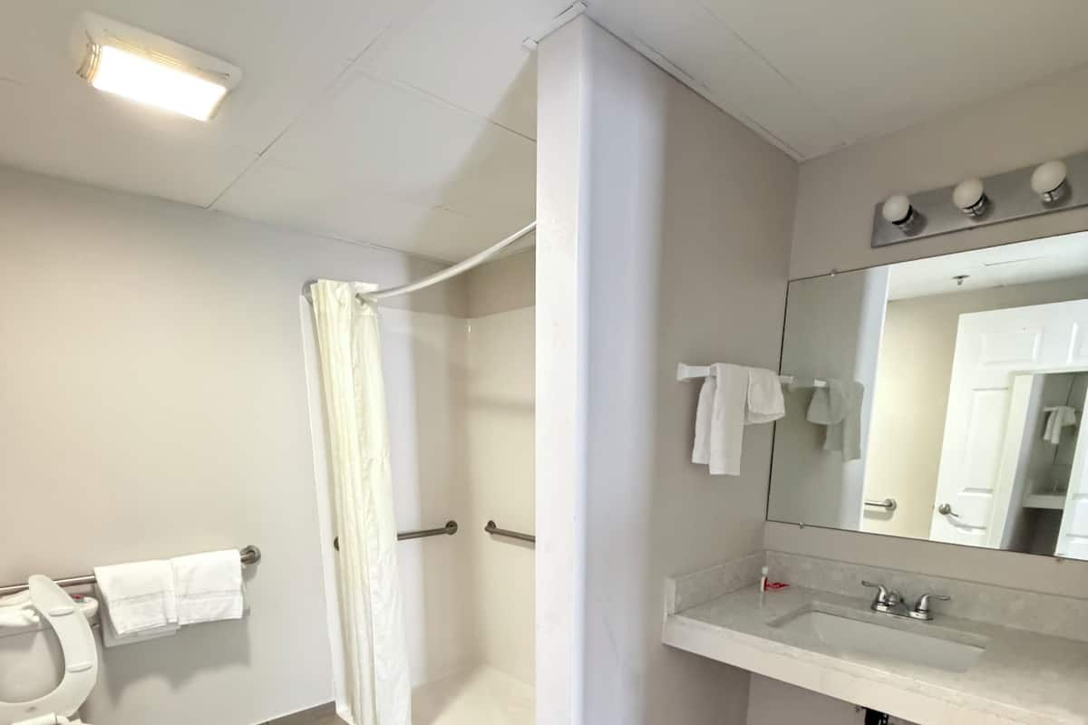 Yhden hengen huone, esteetön kylpyamme, tupakointi kielletty