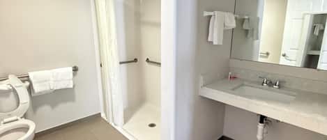 Einzelzimmer, barrierearme Badewanne, Nichtraucher | Badezimmer | Duschwanne, Seife, Shampoo, Toilettenpapier