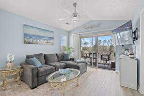 Smart TV, fireplace, books - Surf & Sail | cozy with TONS of amenities (Myrtle Beach)