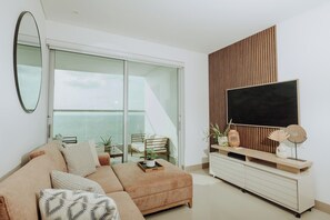 Smart TV, offices - Beachfront 2BR | Luxury long stay + walkable (Cartagena)
