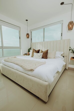 2 bedrooms, iron/ironing board, travel cot, free WiFi - Beachfront 2BR | Luxury long stay + walkable (Cartagena)