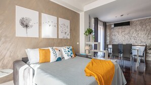 Une chambre d’hôtel moderne, dotée d’un grand lit, d’un bureau et d’un coin salon.