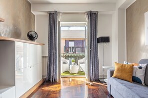 Smart TV - Sunny Suite: the warmth of a finished, modern home for your family. (Palermo)