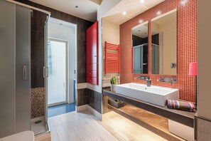 Shower, hair dryer, bidet, towels - Sunny Suite: the warmth of a finished, modern home for your family. (Palermo)
